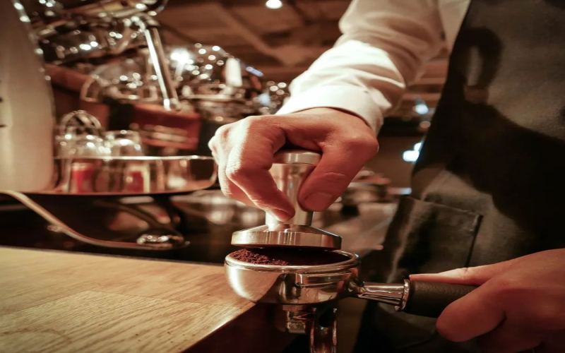 Middle-aged career change to open a coffee shop? A practical guide analyzing the industry landscape and operational challenges