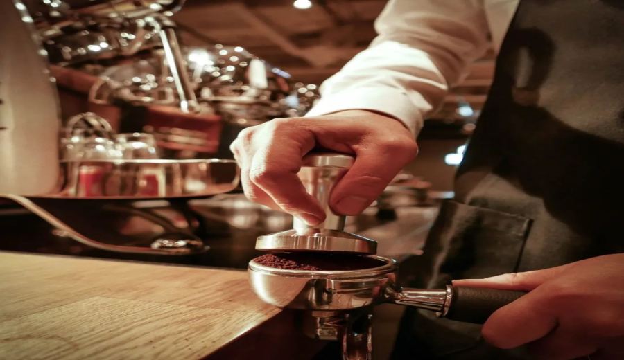 Middle-aged career change to open a coffee shop? A practical guide analyzing the industry landscape and operational challenges