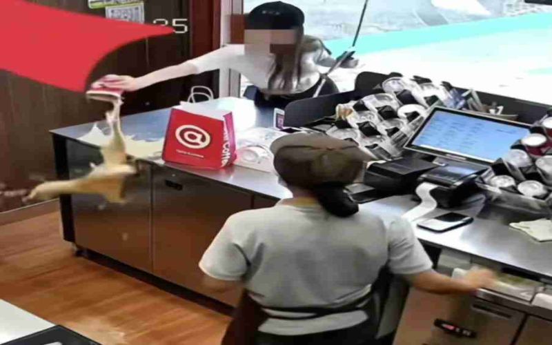 Guizhou coffee self-pickup dispute: Customer spills drink after being denied delivery, staff member cleans up alone
