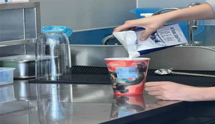 Luckin collaborates with Telunsu to launch a high-priced latte！Discussion sparked by the milk frothing process using a blender