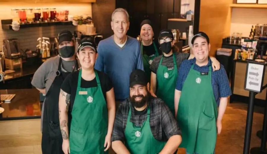 Starbucks Gets a New CEO: Schultz Steps Down, Narasimhan Takes Over in October Facing Three Major Challenges