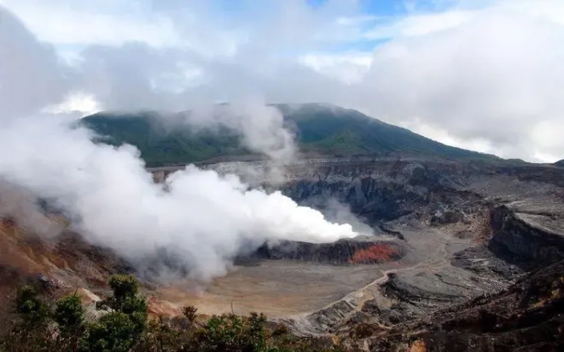 Costa Rica's Poás Volcano Erupts: Impact on Coffee Regions and Crop Growth
