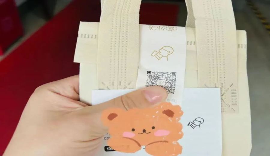 Frequent issues with delivery drink seals exposed: Happy Lemon’s safety sticker found soiled with hair, raising hygiene concerns