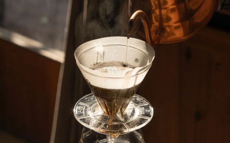 Hand-Cranked vs Electric Grinder Buying Guide: Burr Mechanism, Grind Consistency & Budget Pairing