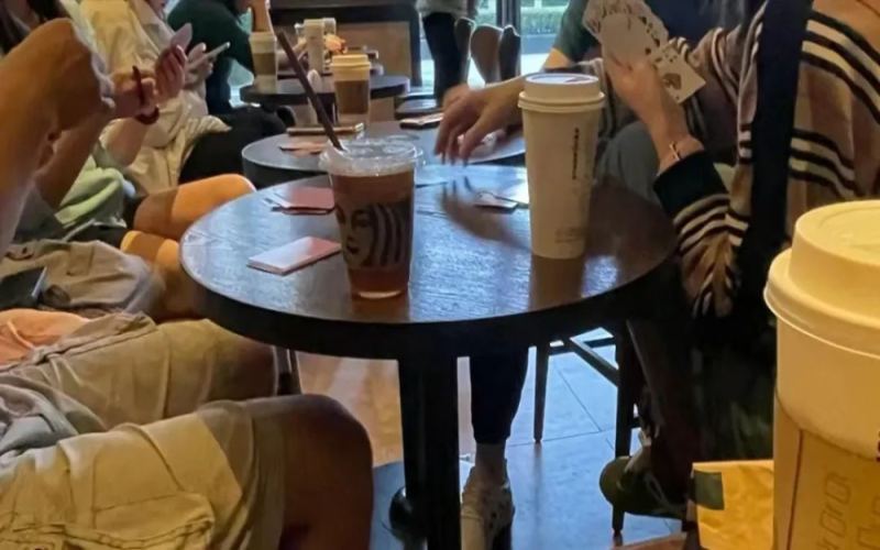 Are card games allowed in cafés? An in-depth analysis of the incident where a café owner refused service and received negative reviews
