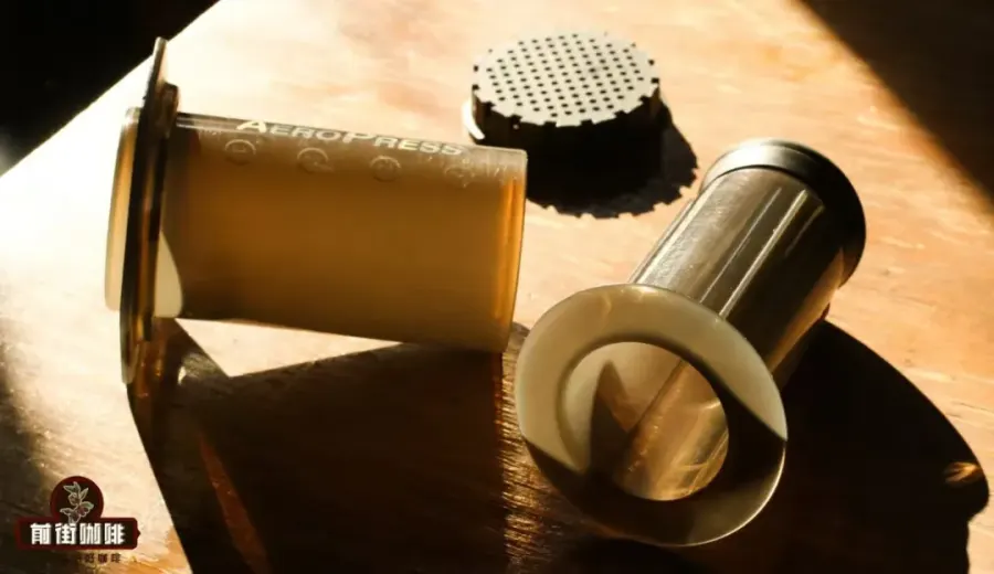 How to Choose Between Upward and Downward Pressing in an AeroPress? A Guide to the Principles and Flavor Differences in Extraction