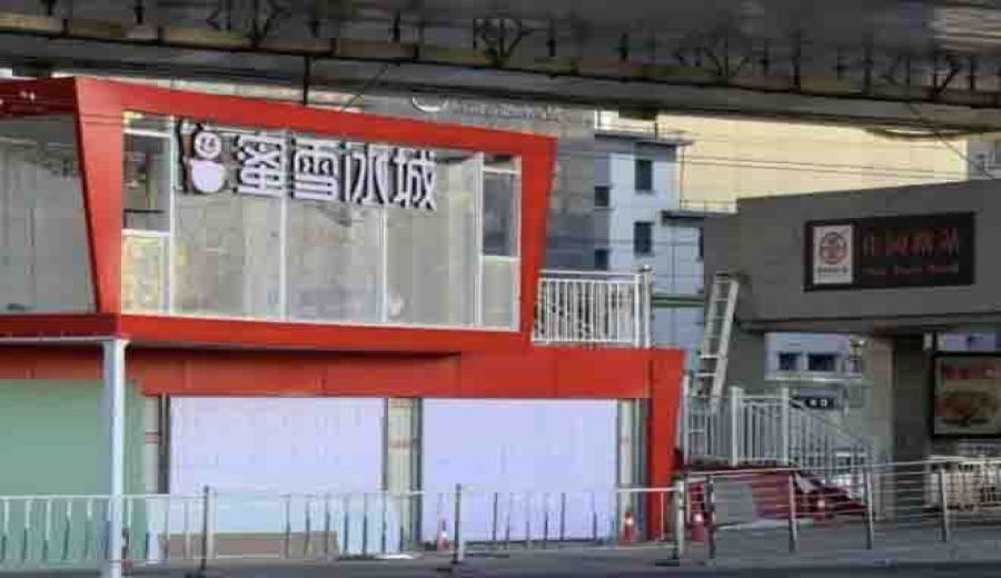 A MEESEGELIN store opens inside a Zhengzhou BRT station, sparking controversy over planning permits and the use of tactile paving