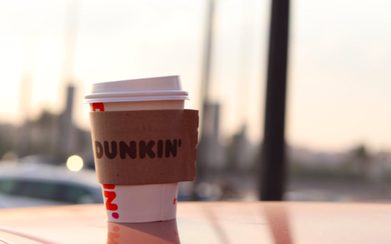 Dunkin faces lawsuit over non-dairy surcharge！Analysis of the U.S. coffee shop plant-based milk pricing controversy