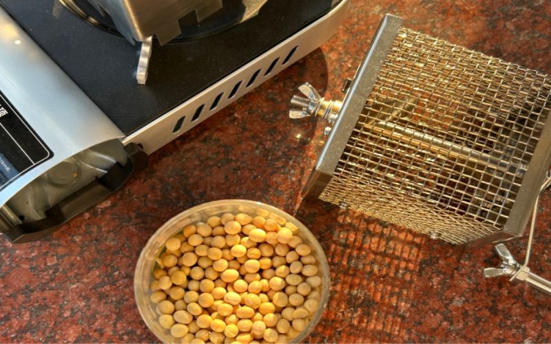 Can soybeans be drunk like coffee? A hands-on test of direct-fire roasting and brewing techniques reveals big flavor differences