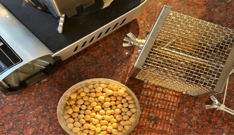 Can soybeans be drunk like coffee? A hands-on test of direct-fire roasting and brewing techniques reveals big flavor differences
