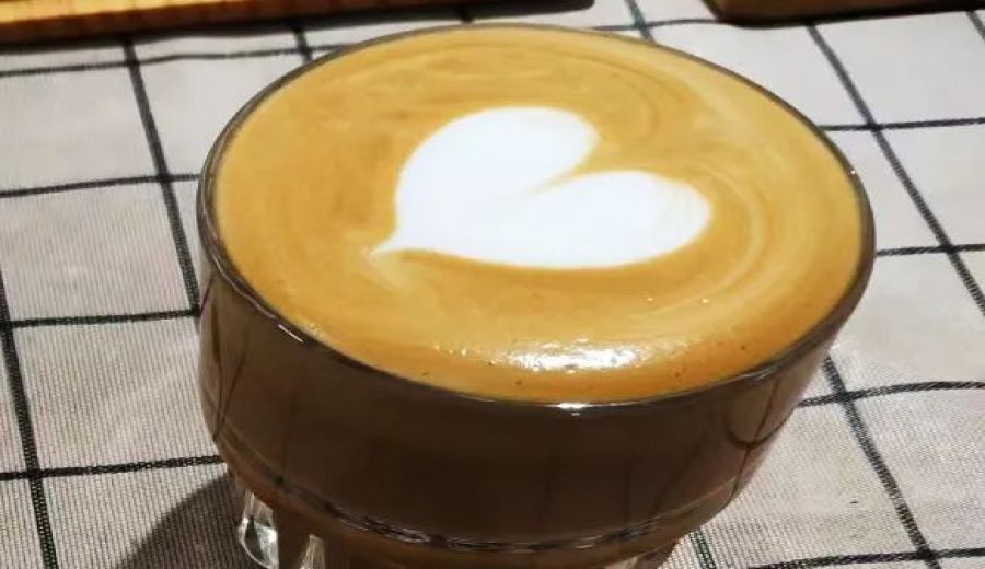 Latte Art for Beginners: Techniques for Creating a Large Heart Pattern & Common Mistakes Explained