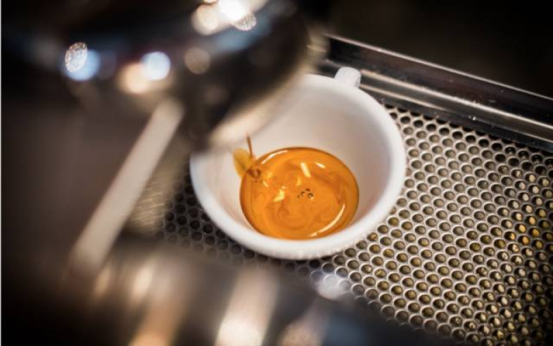 How to Drink Espresso? A Complete Guide to Crema, Bitterness & Extraction Techniques
