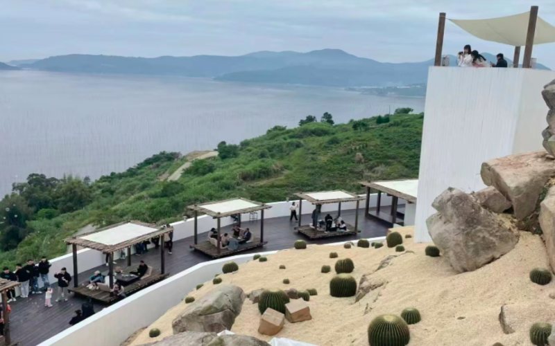 Controversy Over Entry Requirements at Wenzhou Seaside Café: Should Scenic Photos Come at a Cost?