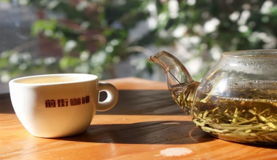 Why does pour over coffee have a tea-like quality? A comprehensive analysis from extraction to flavor