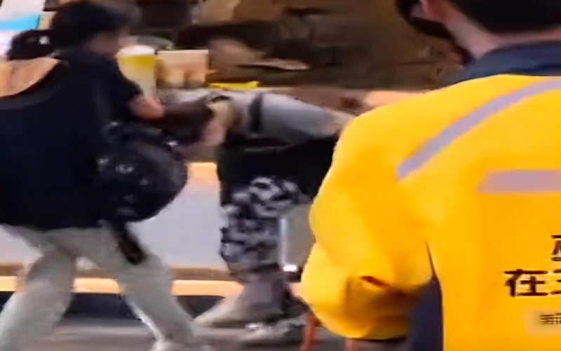 Full account of the Guangzhou milk tea shop incident where a store manager assaulted an employee: Analysis of the drink theft dispute and on-site handling