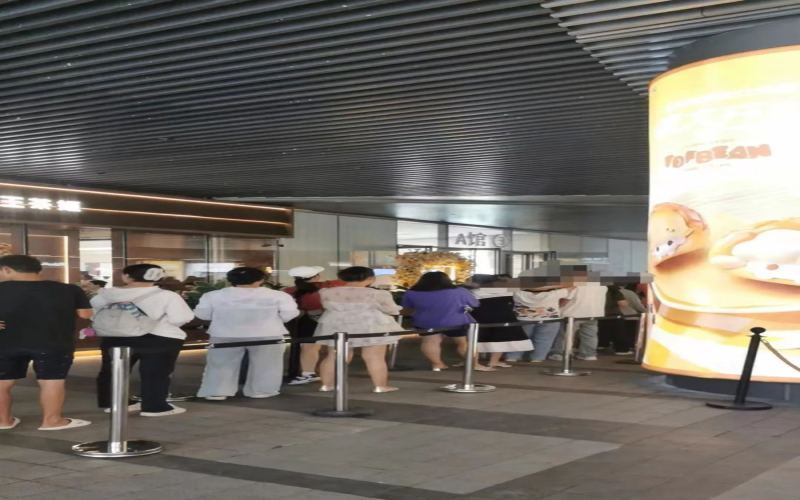 Chaos at new Parade Tea Queen store openings: Challenges in pickup process and management under 9.9 RMB promotions