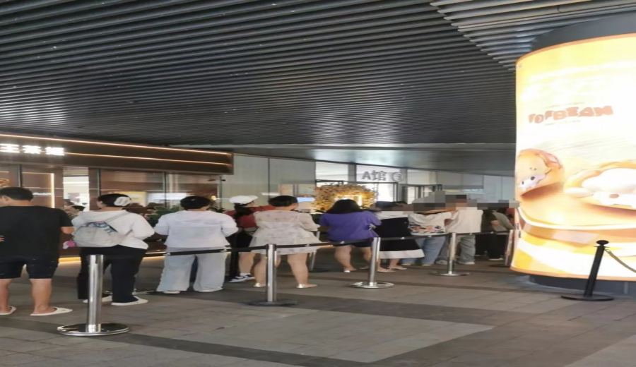 Chaos at new Parade Tea Queen store openings: Challenges in pickup process and management under 9.9 RMB promotions