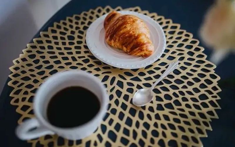 Manner Coffee launches $0.5 baked breads—how does its cost-performance strategy challenge market pricing?
