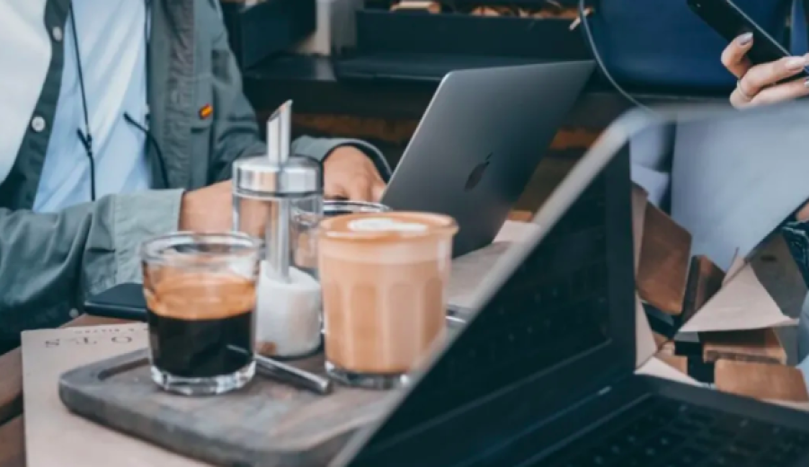 The European café trend banning laptops: how long-term seat occupancy affects business and customer experience?