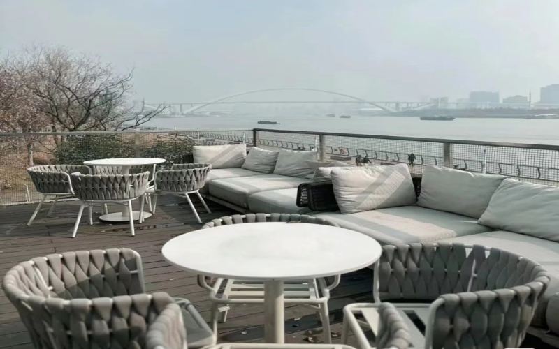 The outdoor facilities at Manner’s Xuhui Binjiang branch are in poor condition!