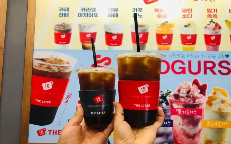 Behind the Popularity of 1-Liter Iced Americano: The Trend of Large Cups in Asian Cafés and Healthy Coffee Consumption