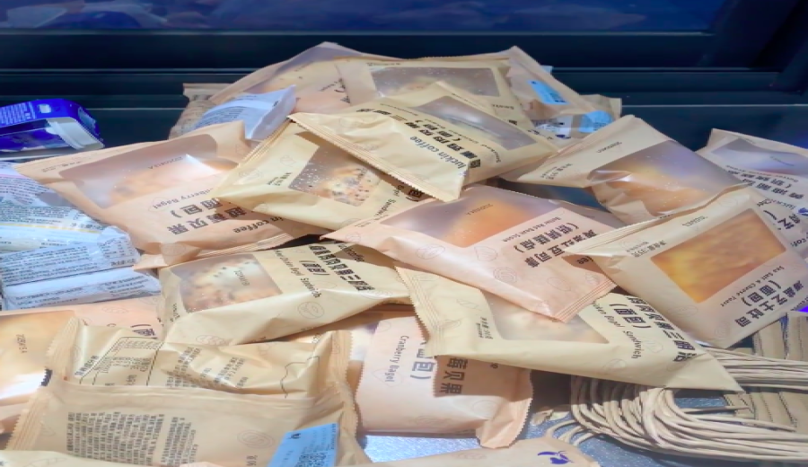 Delivery platform promotions trigger surge at Luckin stores: frozen snacks thaw en masse, staff face overtime woes