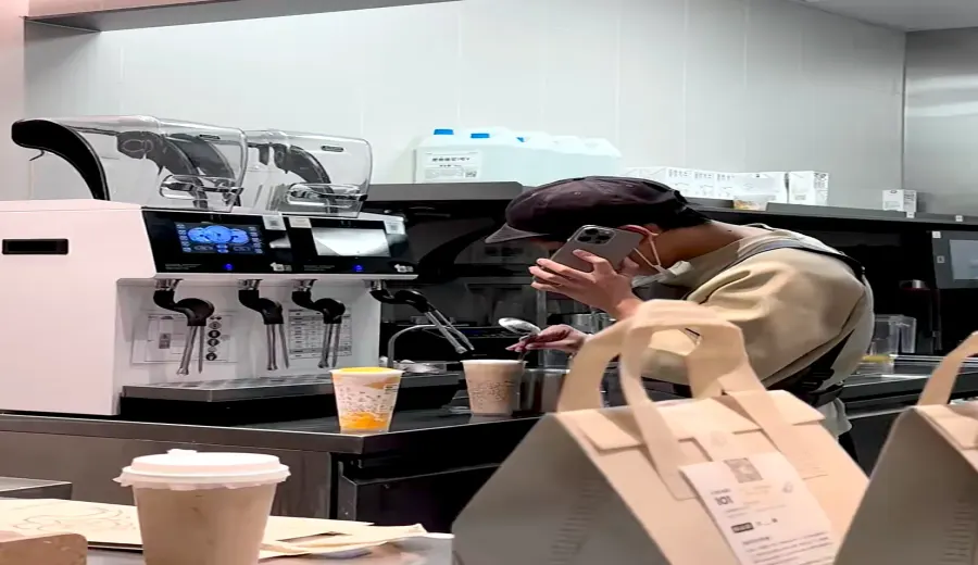 Tea shop staff mishandled operations！ Holding long spoons upside down to stir drinks and answering phone calls may violate food safety standards
