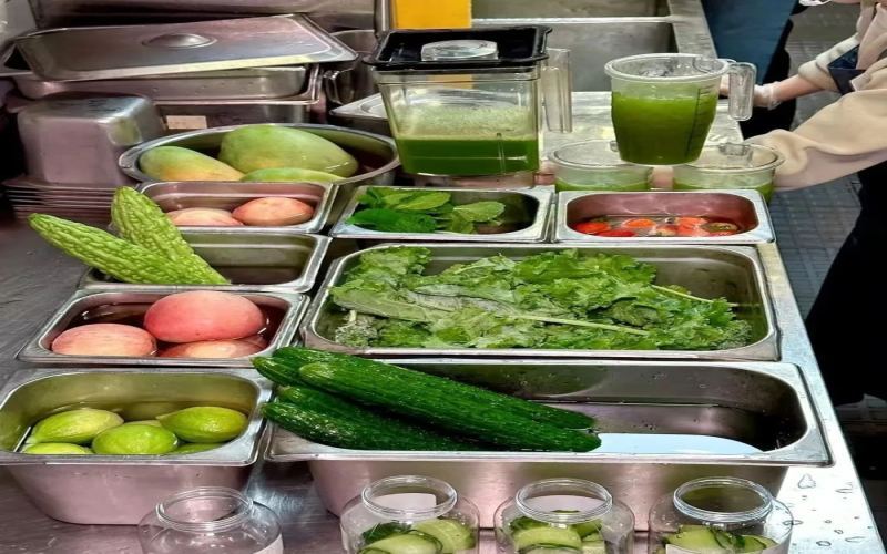 Heytea's new autumn-winter offering 'Hydration Slimming Bottle' is here, with a cucumber and kale combo challenging in-store preparation efficiency