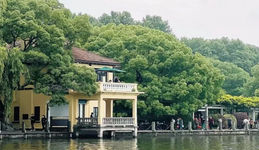 The Starbucks at Shihan Jingshe in Hangzhou’s West Lake faces lease expiration; future of historic building café draws attention