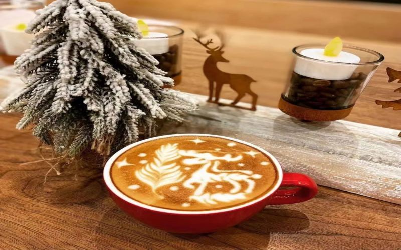 Christmas Limited Edition！Baristas Practice Pouring Latte Art with Thermometers to Teach You How to Create the Perfect Coffee Tree