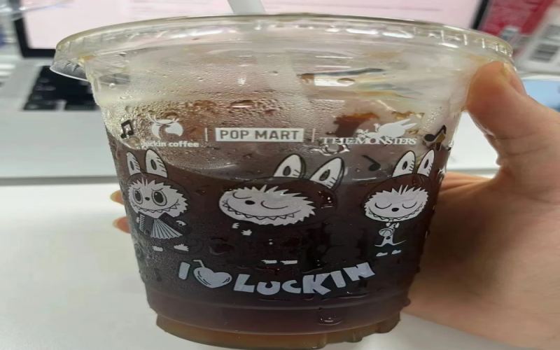 Luckin’s frequent new launches but high ingredient waste? Store employees reveal the truth behind discarding a box every two days