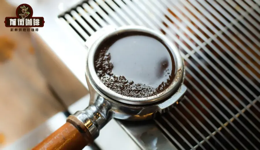 How to solve water pooling in an espresso portafilter? A comprehensive analysis of dose, grind size, and machine pressure
