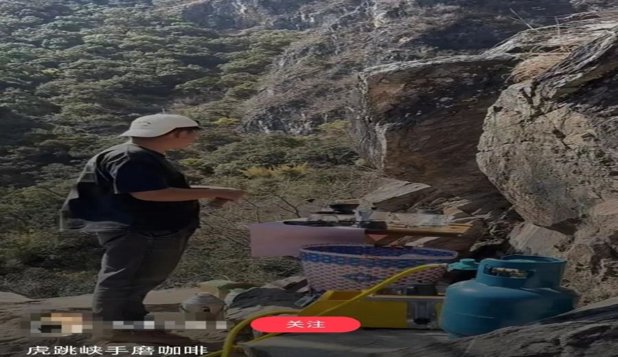 Hand-Poured Coffee Experience on the Cliff Edge of Tiger Leaping Gorge: Safety and Environmental Concerns for 28 Yuan a Cup