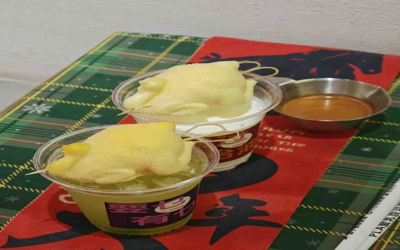 Corn Milk Pudding Creates a Hyper-Realistic White-Cut Chicken Latte — 5-Yuan Add-On Trick & Queue Strategy