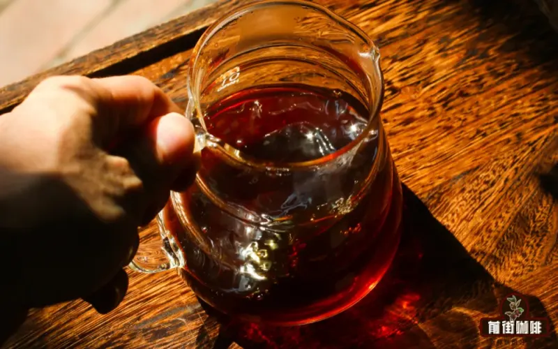 Analysis of Pour Over Coffee Liquor Color: Differences Between Dark and Light Roasts and Common Extraction Misconceptions