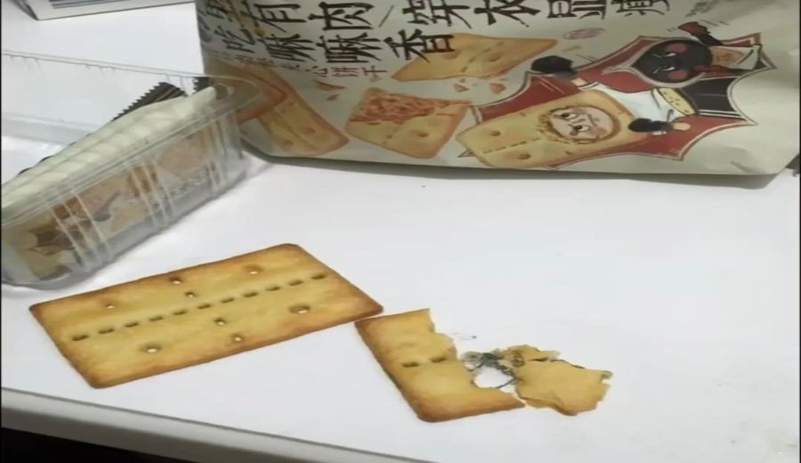 Black Thread Found in ChaYanYueSe Cookies; Consumers Face Difficulties in Seeking Redress and Food Safety Concerns