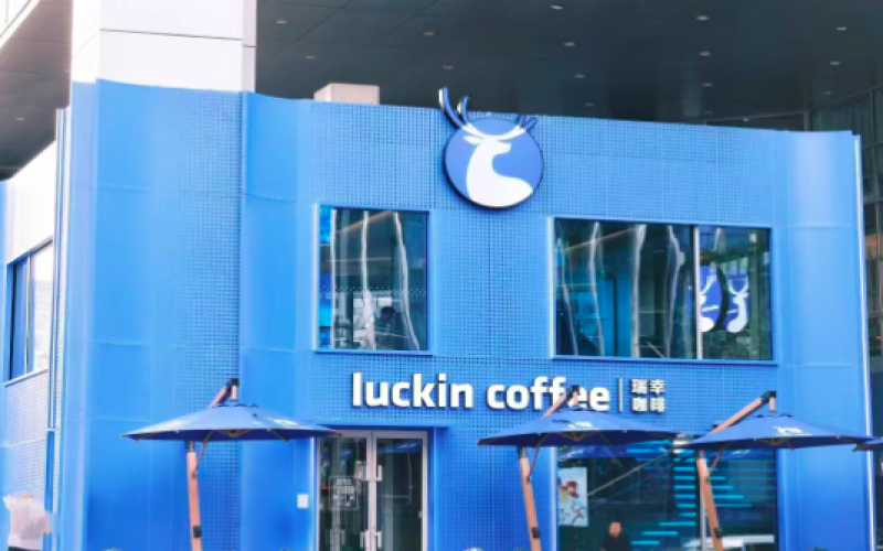 Luckin's store count exceeds 20,000 but profits decline – an analysis of the dual challenges of coffee price wars and same-store sales