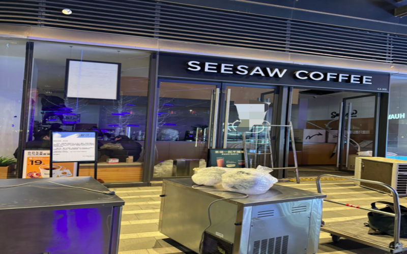 Seesaw Coffee Faces Business Crisis: Store Closures in Chengdu, Employee Rights Defense, and Founder’s Travel Restrictions