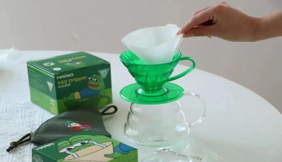 The Hario x Sad Frog collaboration V60 dripper is here – A breakdown of the camping-style pour over coffee set