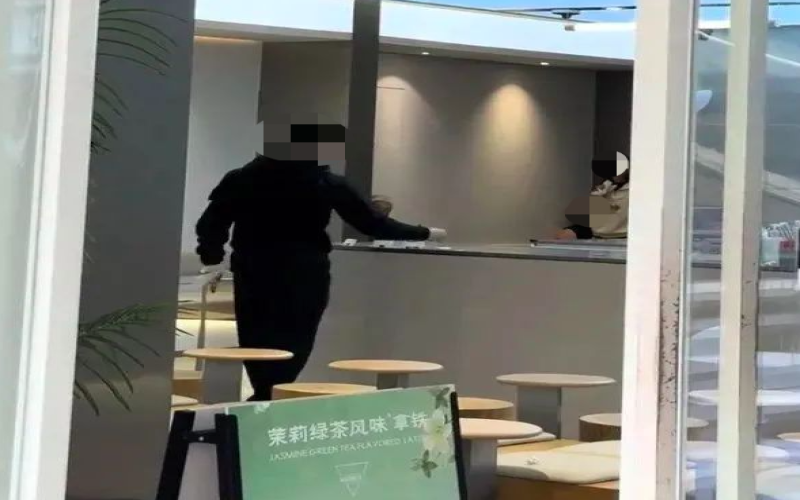 Fuzhou Manner Staff Member Single-handedly Manages Storefront amid Angry Customer Incident Revealing Labor Challenges in Takeaway Coffee Shops