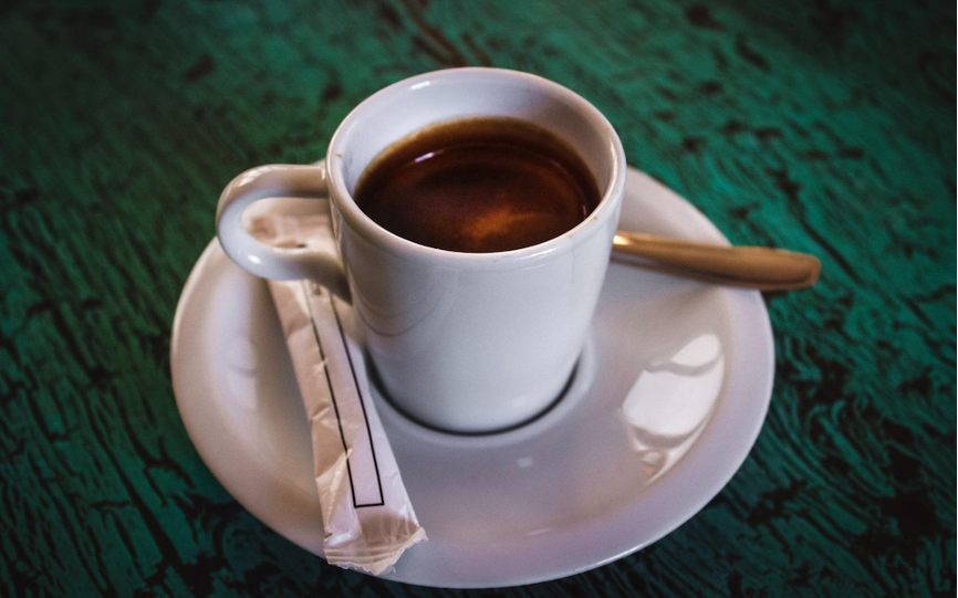 Coffee with sugar or syrup? Flavor pairing tips and brand selection guide