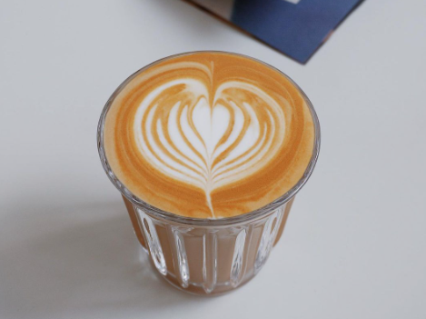 What's the difference between Flat White and Latte? A breakdown of key differences in milk foam, espresso, and cup size