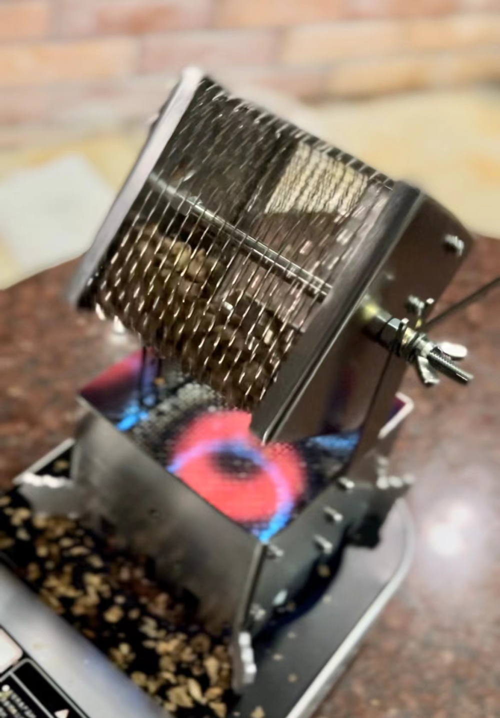 Complete Beginner’s Guide to Roasting Coffee Beans at Home: From Equipment Selection to Identifying First and Second Cracks