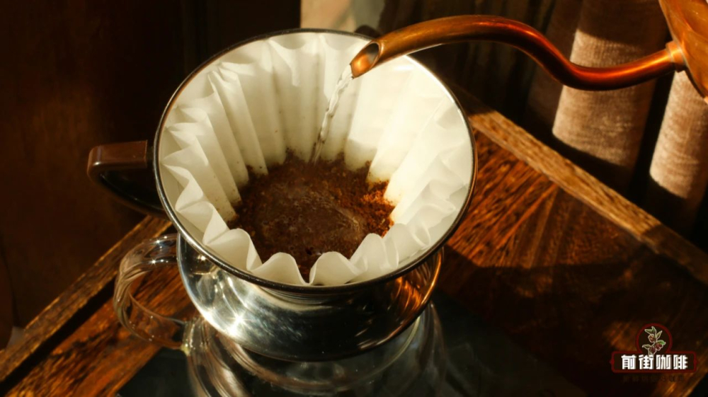 How to Choose Between Hario V60 and Kalita Wave? A Complete Analysis of Pour Over Dripper Designs and Extraction Differences