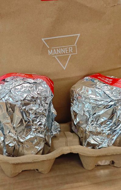 Manner Coffee's winter aluminum foil insulation packaging is back: warm beverage experience comes with staff challenges