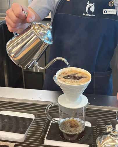 Luckin Coffee's 30,000th store in Shenzhen makes its debut!6 limited-time special drinks + 3 pour over coffee guides