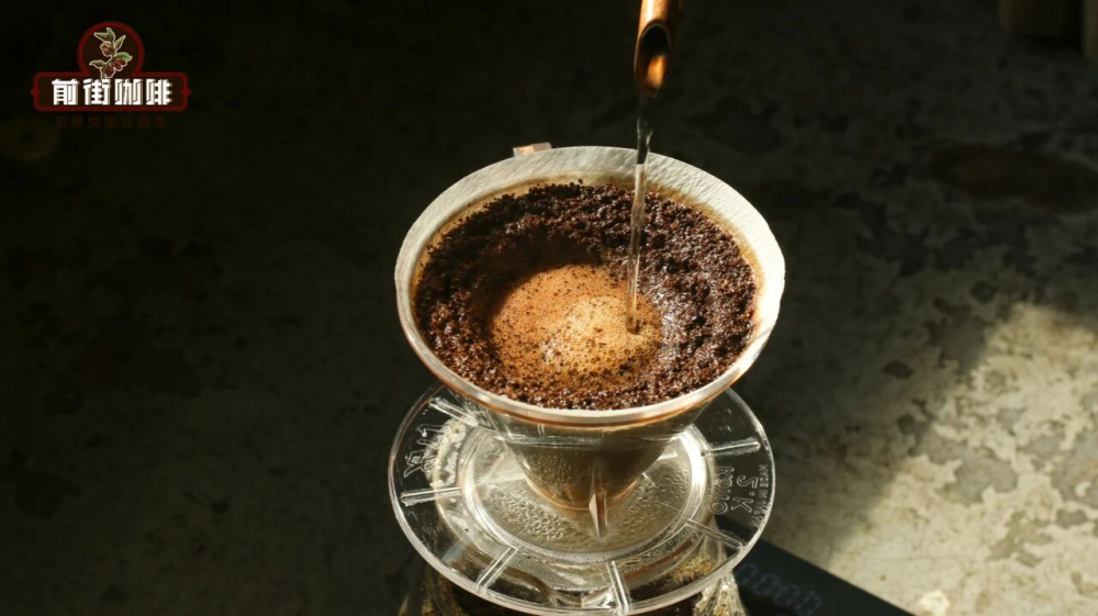 Tips to Enhance Sweetness in Iced Pour Over Coffee: Grinding and Pouring Techniques with Strawberry Sugar Beans