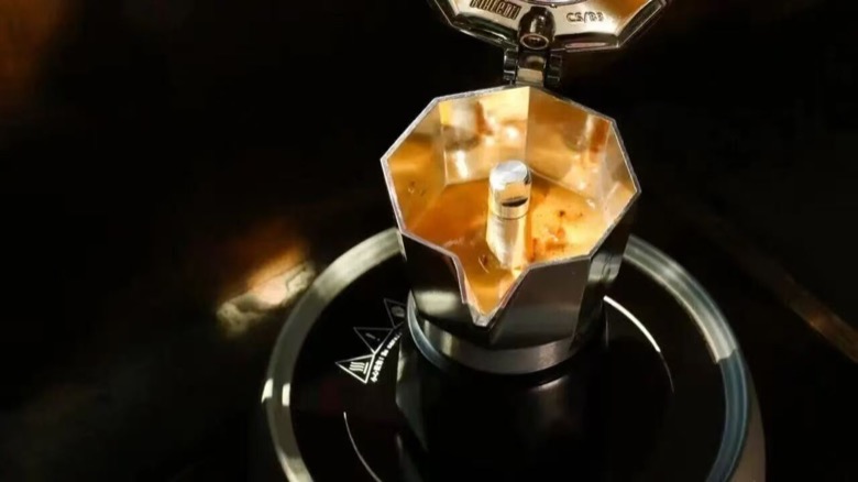 The Key to Brewing Crema with Bialetti Moka Pot: A Guide to Bean Selection and Optimal Drinking Period